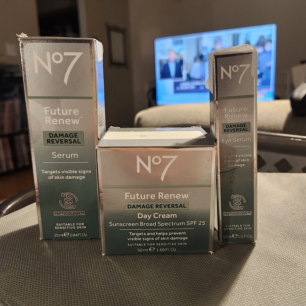 NO7 Future Renew Skincare Set - Gray